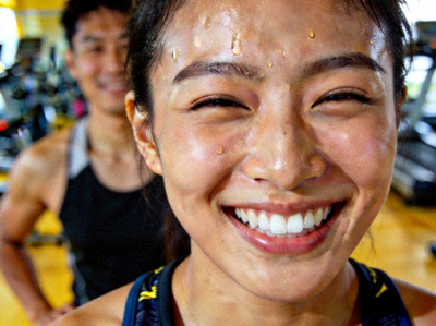 健身课程中学员快乐笑脸特写